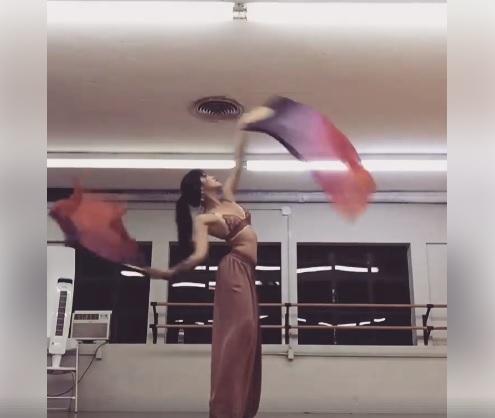 Se mișcă de zici că e șarpe! O t&acirc;nără face furori pe internet cu dansurile orientale! (VIDEO)