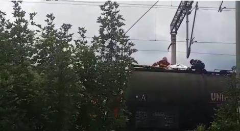 ATENŢIE, IMAGINI ŞOCANTE! Un tânăr de 19 ani a fost ELECTROCUTAT după ce s-a urcat pe un vagon al unui tren de marfă. VIDEO