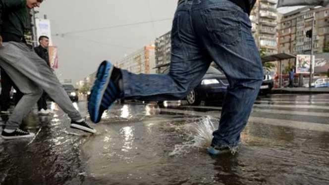 Vine POTOPUL! Capitala și alte județe din țară, măturate de furtuni puternice. Autoritățile sunt &icirc;n alertă