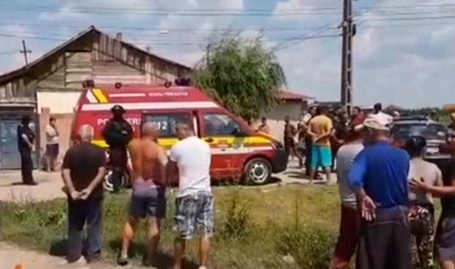 MASCAȚII au intervenit! Un t&acirc;năr de 17 ani a furat mașina tatălui și și-a lovit intenționat rudele! Un copil de trei ani a murit și o altă victimă e &icirc;n comă, la spital! &bdquo;Le-a t&acirc;r&acirc;t sub roțile mașinii...&rdquo;