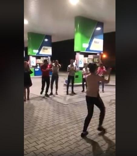 Ce s-a &icirc;nt&acirc;mplat la o benzinărie din Rom&acirc;nia, chiar &icirc;n toiul nopții! Filmarea e VIRALĂ (VIDEO)