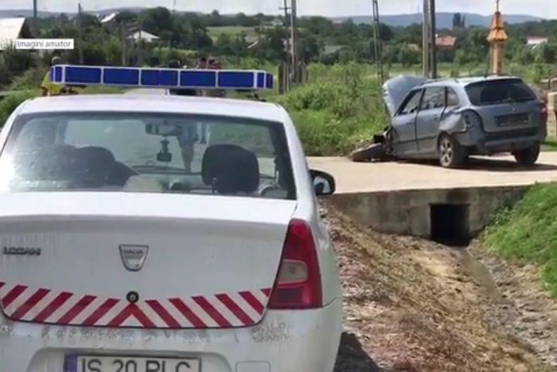 Impact violent după ce cauciucul i-a explodat &icirc;n timpul unei depășiri: Imaginile surprinse &icirc;n timpul camerelor de supraveghere sunt șocante