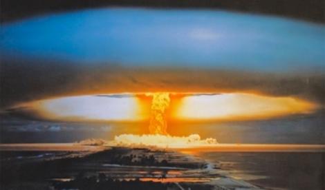 "Sunt distrugătorul lumii!" Proiectul cu numele unui POEM care avea să ucidă milioane de oameni. Primul TEST NUCLEAR din istorie: 20 de kilotone de de TNT, un deşert şi o explozie uimitoare. Un orb ar fi exclamat: "Ce străluceşte aşa?!"