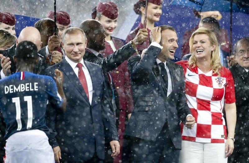 VIDEO: Imagini senzaționale după finala Cupei Mondiale! Putin, Macron și Kolinda &icirc;n vestiarul Franței. Liderul rus a avut nevoie și aici de umbrelă