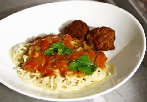 Spaghete cu chiftele în sos de roșii, pentru mese gustoase și sățioase