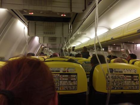 SCENE HORROR la bordul unui avion. Peste 30 de pasageri au ajuns la spital! „Am crezut că asta a fost!”