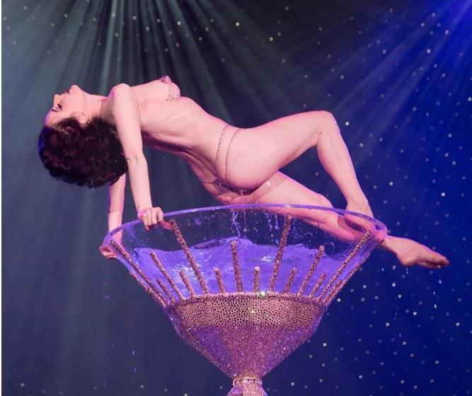 Tu știi ce să faci ca să ai &icirc;ncredere &icirc;n tine și să te simți sexy? Dita Von Teese, regina show-ului burlesc, a dezvăluit SECRETUL