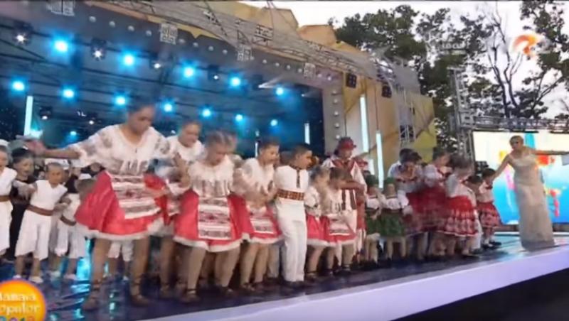 Clipe de groază la Festivalul Mamaia Copiilor! Cei mici au căzut în gol, după ce scena s-a rupt: Părinții au privit disperați