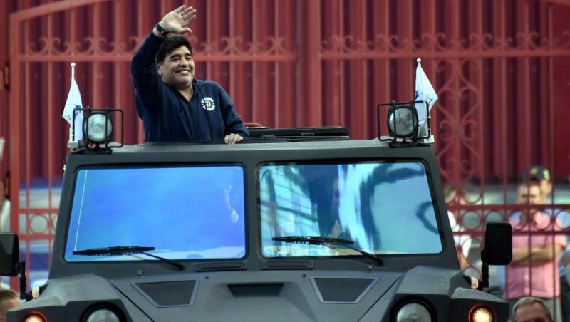 FOTO: Diego Maradona lovește din nou! După show-ul de la Cupa Mondială, ”El Pibe de Oro” a atras atenția și la prezentarea de la noua sa echipă