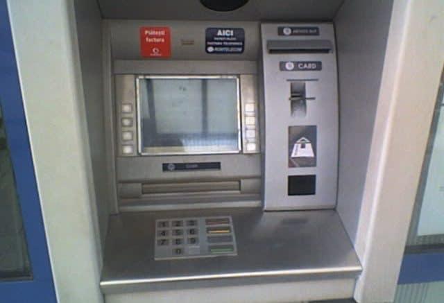 Noua măsură de protecție a banilor:  DISTRUGEREA cardului după fiecare utilizare! Mii de rom&acirc;ni folosesc deja această metodă