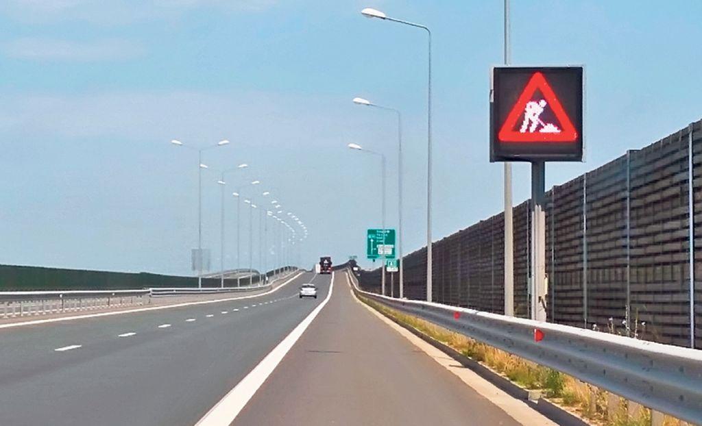Pericol uriaş! Au zburat, la propriu, bucăți din asfalt pe Autostrada Soarelui. Imaginile sunt uluitoare!