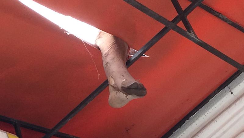 VIDEO MACABRU! Piciorul unei femei care a murit într-un accident a fost găsit, după două zile, pe acoperișul unei case: 