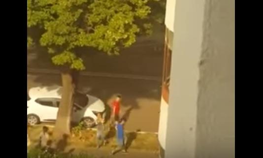 De r&acirc;s sau de pl&acirc;ns? BĂTAIE cu b&acirc;te și pietre &icirc;n stradă! Totul a pornit de la o&hellip; programare - VIDEO