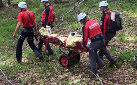 O turistă a căzut într-o râpă de 100 de metri din Masivul Făgăraş și este accidentată. Salvamontiştii intervin pentru salvarea acesteia