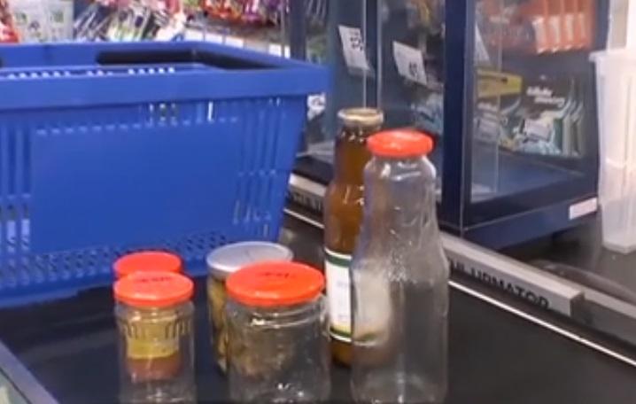 Schimbare URIAȘĂ &icirc;n magazine! Rom&acirc;nii plătesc bani &icirc;n plus pentru sticle și borcane! Cum &icirc;i recuperezi?