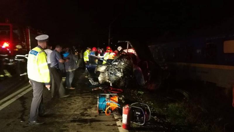Accident CUMPLIT! Două maşini s-au ciocnit și una a fost proiectată pe calea ferată, unde a fost lovită tren (VIDEO)