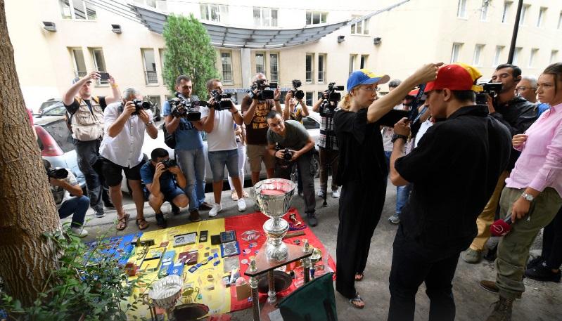 VIDEO: Marian Drăgulescu, protest &icirc;n faţa MTS după ce a fost exclus din lotul Rom&acirc;niei de gimnastică. Campionul și-a &icirc;ntins toate medaliile pe trotuar