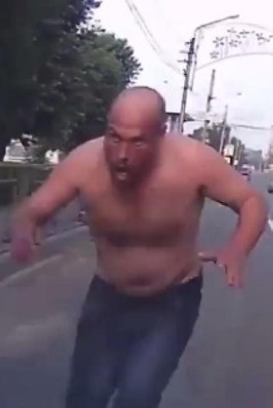 Un șofer a fost ATACAT de un zombi! Imaginile nu sunt pentru cei slabi de &icirc;nger (VIDEO)