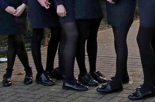 Decizie REVOLUȚIONARĂ &icirc;n școli din Marea Britanie! Motivul pentru care elevele nu vor mai avea voie să poarte fuste