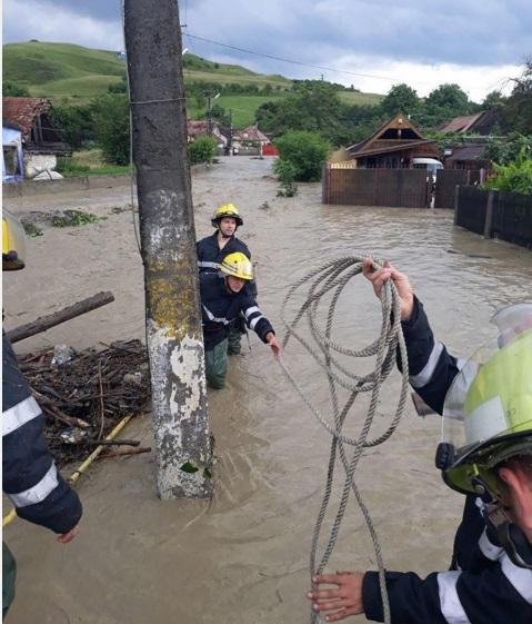 MIRACOL &icirc;n Vrancea! Familia era convinsă că VIITURA  l-a &icirc;nghiţit şi se pregătea de &Icirc;NMORM&Acirc;NTARE. Poliţia le-a dat vestea mult aşteptată