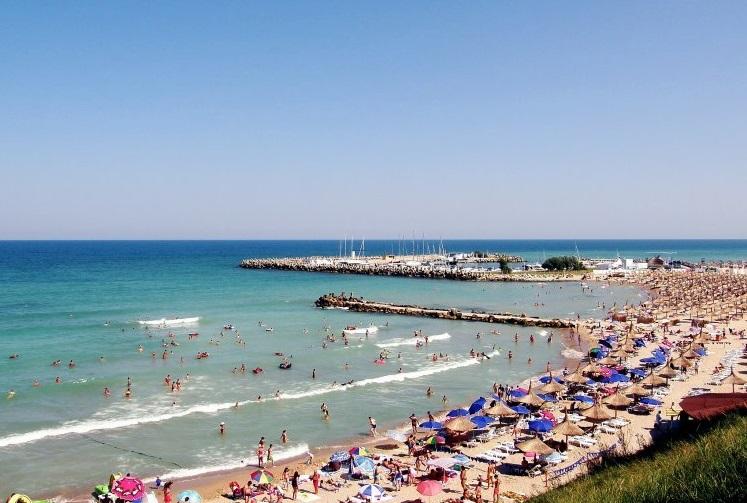 OPERAŢIUNEA LITORAL: Turiştii sunt &icirc;n PERICOL de &icirc;mbolnăvire. Restaurantele şi hotelurile, LUATE LA PURICAT de inspectorii sanitari