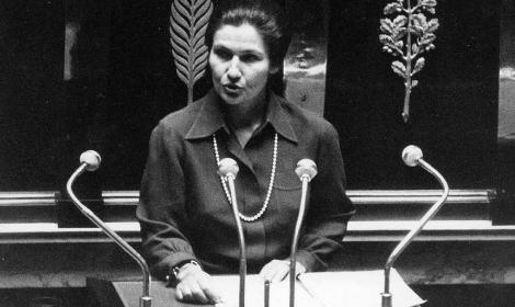 A supravieţuit Holocaustului, a fost prima femeie aleasă preşedinte al Parlamentului European şi a legalizat avortul în Franţa. Simone Veil, înhumată alături de Voltaire și Victor Hugo