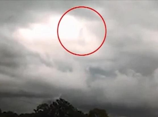 Dumnezeu, merg&acirc;nd printre nori? IMAGINILE care răscolesc internetul! VIDEO VIRAL