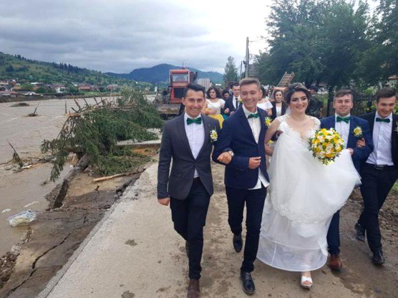Au &icirc;nfruntat inundațiile ca să devină soț și soție! Prin ce chin au trecut doi miri din Suceava din cauza ploilor abundente: &rdquo;Credeam că n-o să mă mai mărit &icirc;n ziua aia!&rdquo;