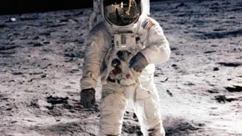 Fraza care l-a făcut celebru, gândită din timp: “Un pas mic pentru om, un salt uriaş pentru umanitate”. 20 iulie' 69, o zi istorică pentru omenire! Neil Armstrong, primul om care a ajuns pe Lună: 