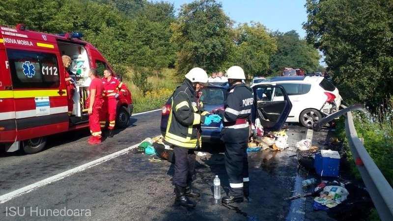 ULTIMĂ ORĂ! Accident CUMPLIT pe DN 7, &icirc;n Hunedoara. Șapte persoane, printre care doi copii, au fost rănite