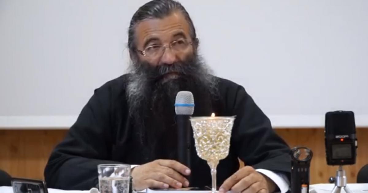 Revoltător! Ce spune un preot despre femeile care poartă pantaloni: &rdquo;Sunt &icirc;n pericol să răm&acirc;nă...&rdquo; Continuarea a șocat zeci de mii de persoane