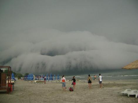 Imagini șocante suprinse la malul mării! O furtună violentă a pus pe fugă turiștii care erau pe plajă