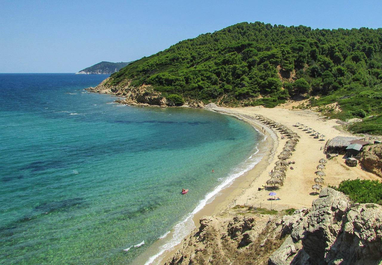 Plaje spectaculoase, croaziere pe Marea Egee și drumeții montane, în Skiathos