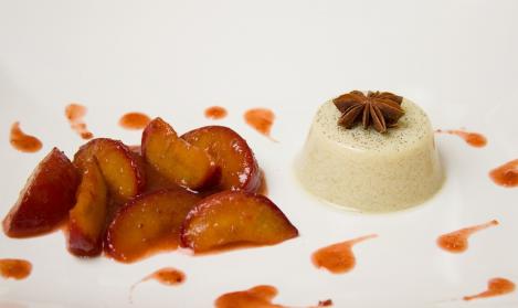 Desert de sezon: Budincă de tapioca cu prune în sos caramel!