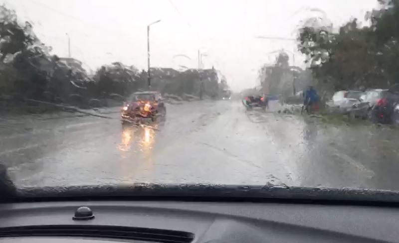 ATENȚIE dacă plănuiți o călătorie prin țară! Iată drumurile naționale pe care trebuie să le EVITAȚI. Traficul este oprit &icirc;n continuare, după ploile din ultima vreme