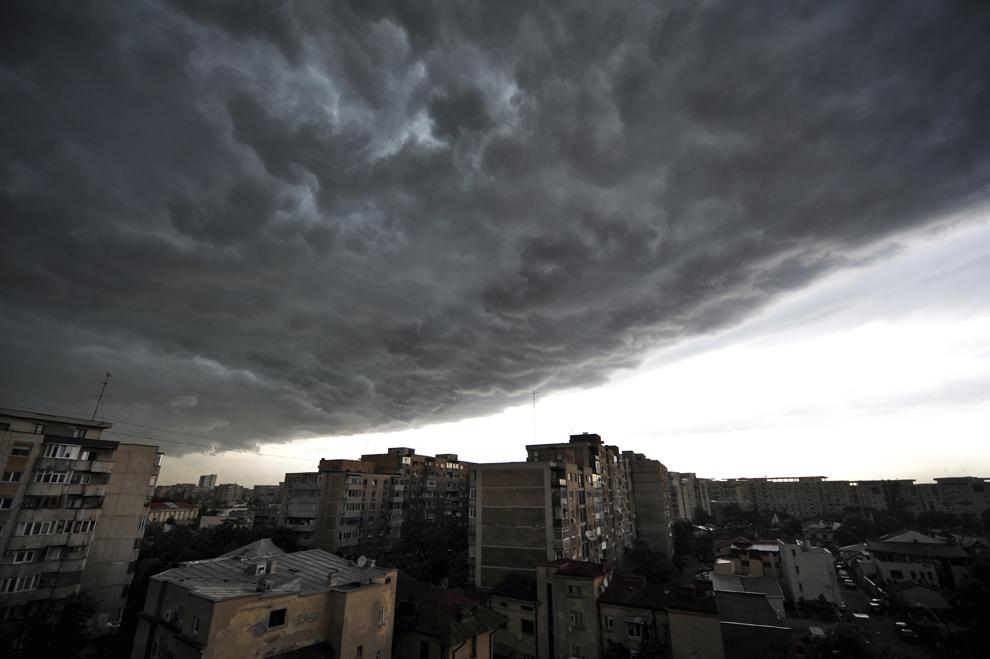 Este oficial. Motivul REAL pentru care nu scăpăm de vremea rea din România: un sistem noros s-a blocat deasupra noastră!