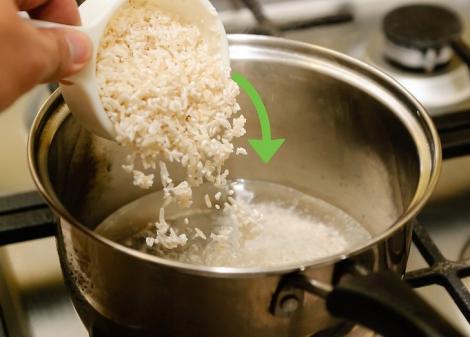Cum se gătește CORECT orezul! Ce trebuie neapărat să faci ca să iasă gustos