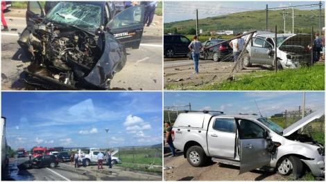 Imagini TERIBILE! Două mașini s-au făcut praf, după ce s-au lovit frontal: Medicii acordă ajutor victimelor carambolului