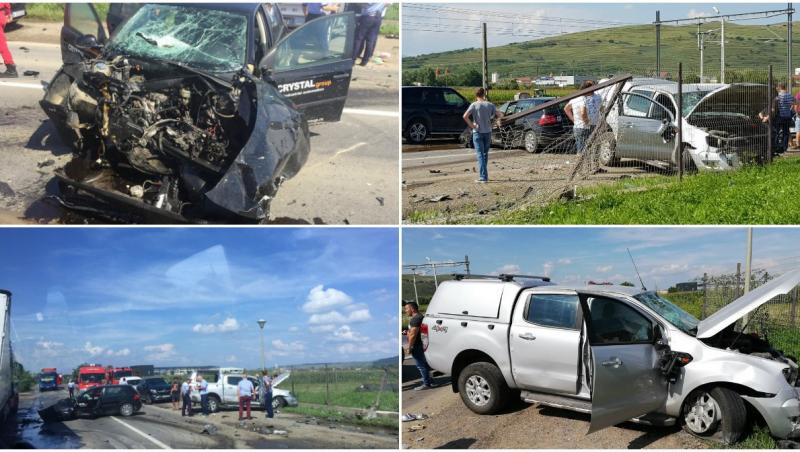 Imagini TERIBILE! Două mașini s-au făcut praf, după ce s-au lovit frontal: Medicii acordă ajutor victimelor carambolului