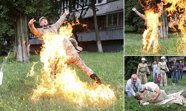 Momentul șocant &icirc;n care un soldat &icirc;și dă foc! Motivul pentru care a apelat la acest gest extrem