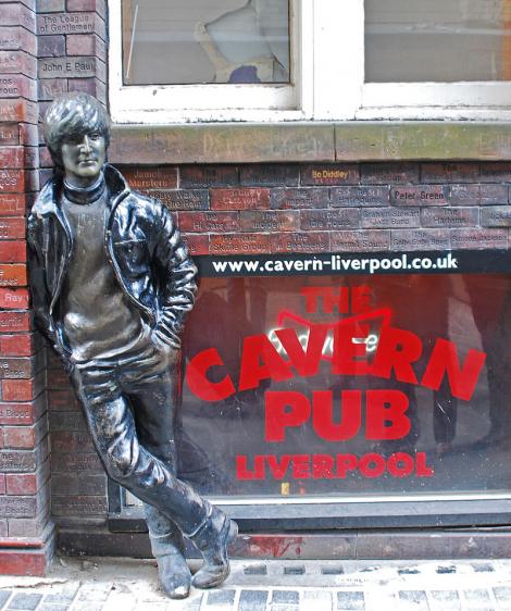 ATUNCI vs. ACUM! THE CAVERN, clubul din Liverpool unde s-a născut LEGENDA. Primul concert The Beatles a avut loc aici. Au urmat alte 292 în următorii DOI ANI!!!