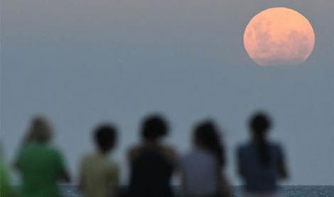 A fost spectacol pe cer! Cum s-a văzut în România cea mai lungă eclipsă de Lună din acest secol