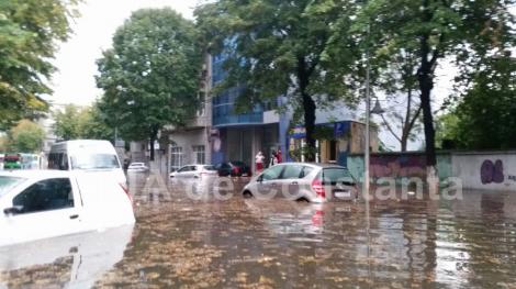 Imagini apocaliptice în Constanța și Mamaia: Apa ajunge până la brâu, după o ploaie torențială