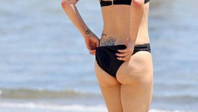 Lady Gaga, surprinsă în costum de baie la plajă, înainte de a începe o serie de concerte în Las Vegas. Cum arată artista la 32 de ani - FOTO