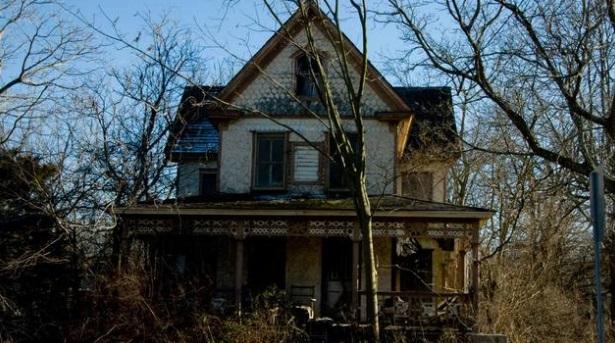 Povestea femeii care a trăit &icirc;n casă timp de 8 luni cu CADAVRUL FIICEI sale. Mărturiile vecinilor sunt şocante!