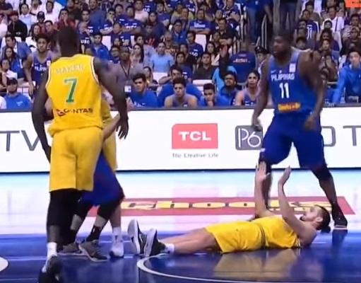 Bătaie ca-n filme la&hellip; un meci de baschet. Jucătorii și-au &icirc;mpărțit pumni și picioare! De la ce a pornit totul - VIDEO