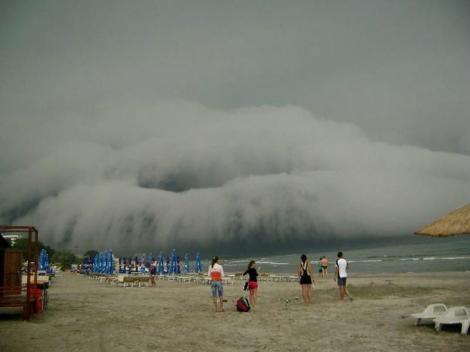 Imagini apocaliptice pe litoralul românesc. Un NOR neobișnuit a apărut pe plajă, iar lumea s-a îngrozit!