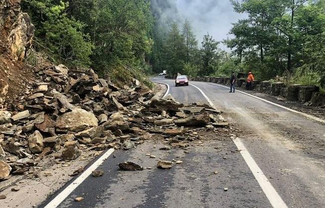 Atenție, șoferi! Traficul pe Transfăgărăşan este restricționat. Ce s-a &icirc;nt&acirc;mplat pe drumul abia redeschis