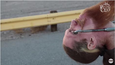 VIDEO. Imaginile şocante cu acest bărbat au devenit virale: Îşi înfige nişte cârlige în ochi şi apoi trage după el o maşină. Cum este posibil?!