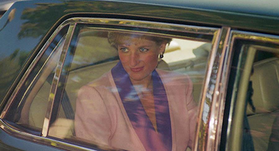 C&acirc;t costă să te plimbi cu mașina prințesei Diana sau a reginei Elisabeta? Casa Regală scoate la licitație automobile vintage cu prețuri piperate